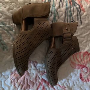 Brown ankle boots never worn. Earth brand.